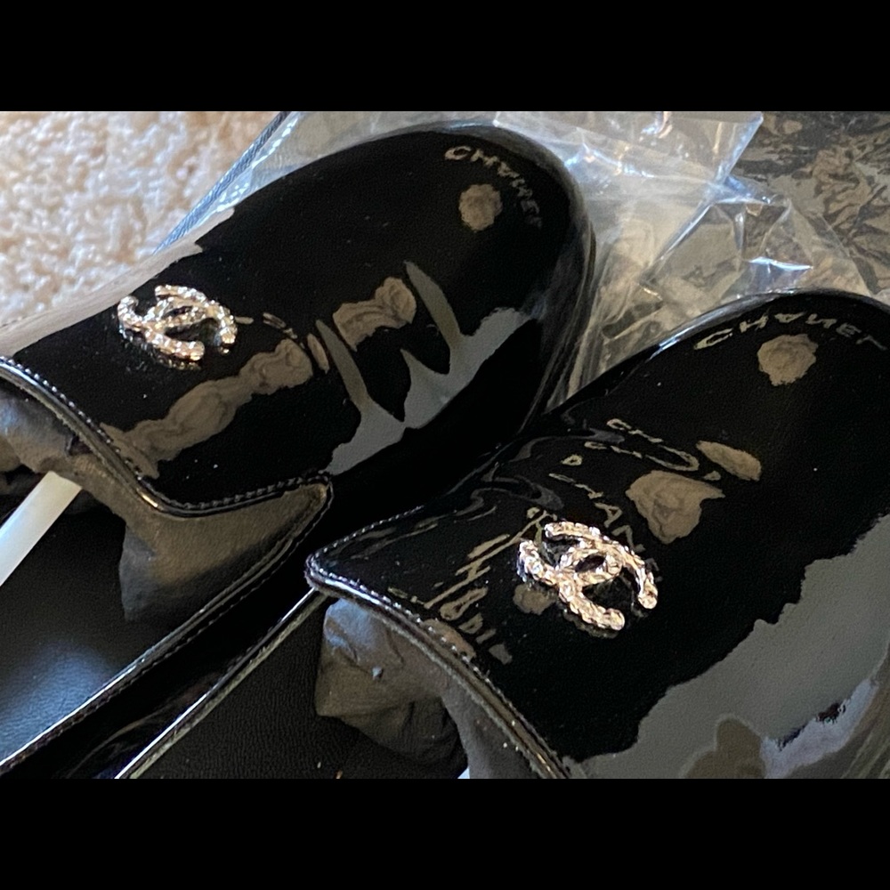 Chanel Patent Pearl Loafers Size 35.5 - Picture 2 of 11